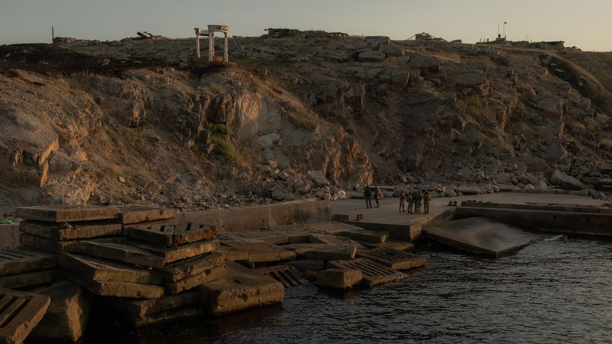 Fotky z Hadího ostrova: Tak Ukrajinci střeží jeden ze symbolů invaze